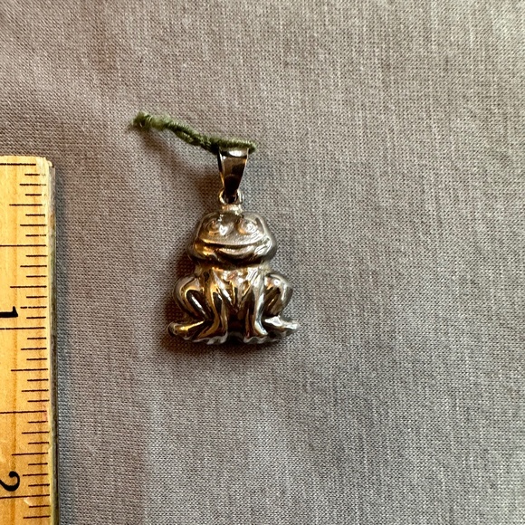 Sterling Silver - Vintage Shiny Frog Toad Cute Puffy Frog Pendant - Picture 5 of 7